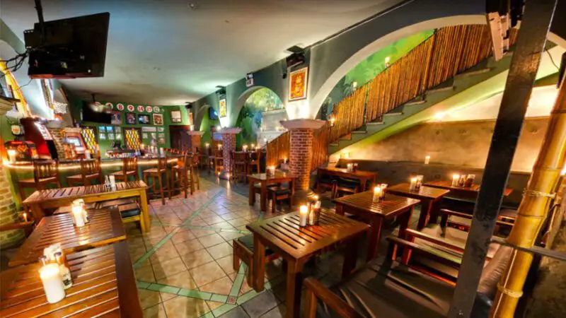 Restaurantes en la calle del arco Antigua Guatemala